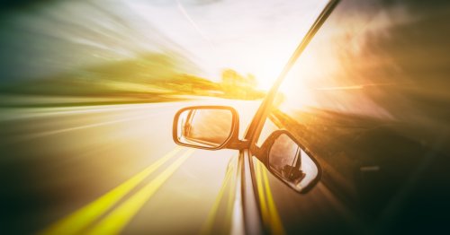 100 km/h zu schnell: Raser ist Auto und Schein los