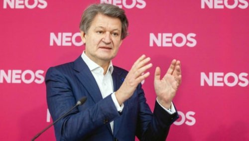 Helmut Brandstätter als pinke Geistererscheinung