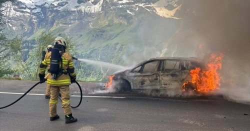 Feuerwehreinsatz: Auto brennt auf Alpenstraße aus