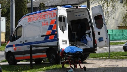 Auto auf Gehweg geschleudert, Fußgänger erfasst!