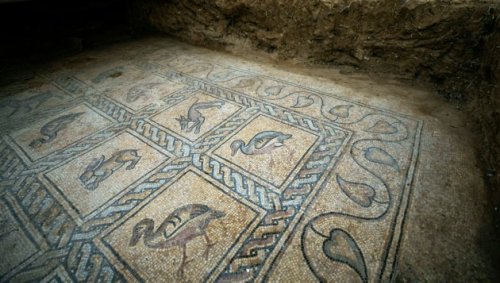 Bauer legt Mosaik aus byzantinischer Zeit frei