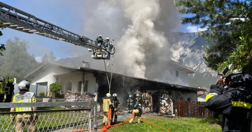 Funkenflug beim Flexen: Einfamilienhaus in Flammen