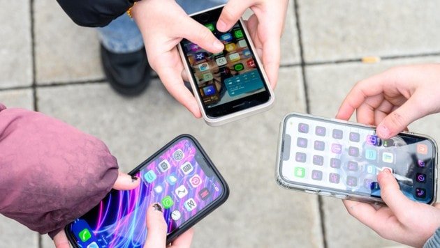 Von Cybermobbing bis zu Fake News lauern am Handy