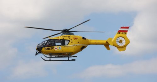 Motorradlenker prallt in Miesenbach gegen Baum