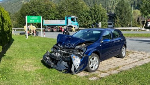 Autolenkerin (81) übersah Lkw - bei Crash verletzt