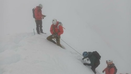 Alpinisten steckten in kurzer Hose im Schnee fest