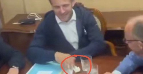 Was verheimlicht Macron der Welt auf diesem Bild?