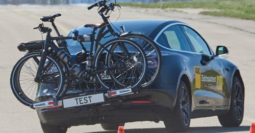 Fahrradträger im Test: Wer fliegt beim Ausweichen?