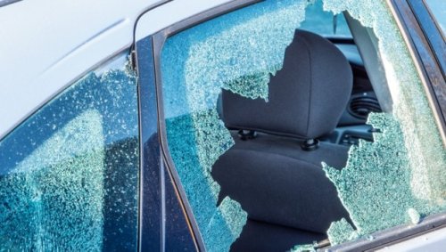 Bei Grazer Kirche: Scheiben von 4 Autos zerstört