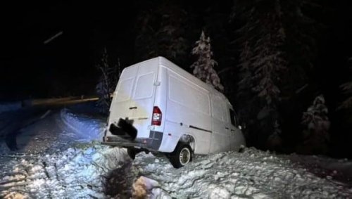 Transporter wegen Schnee ins Schleudern geraten