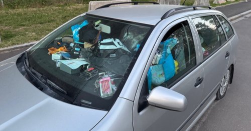 Rätsel um geparkten Kombi voller Müll und Krempel