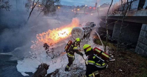 Paar konnte gerade noch aus Flammen-Auto flüchten
