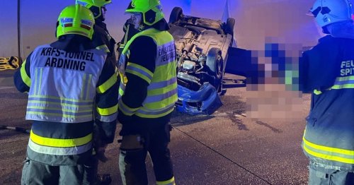 Auto schlitterte am Dach 235 Meter über Fahrbahn