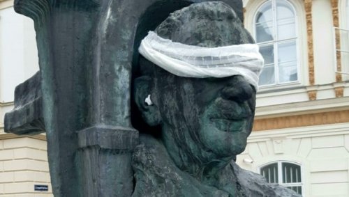 Protest: Forscher lassen Figl-Denkmal erblinden