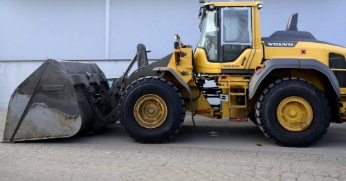 Dreijähriger auf Bauernhof von Radlader erfasst