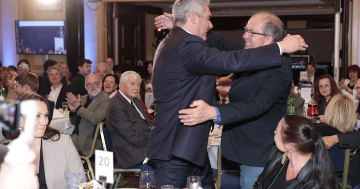 Emotionale Auszeichnung für Ex-Kanzler Nehammer