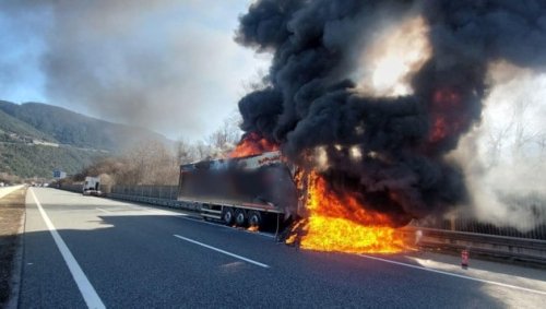 Lkw in Flammen: Autobahn zwei Stunden gesperrt
