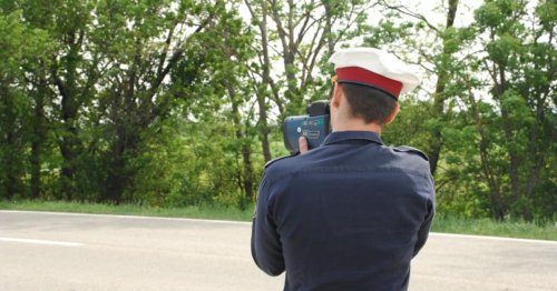 Kind (1) im Auto: Frau rast mit 107 km/h durch Ort