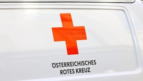 Sich überschlagend stürzte Auto auf andere Straße