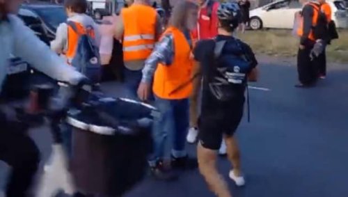 Aktivisten blockieren Straße: Radfahrer flippt aus