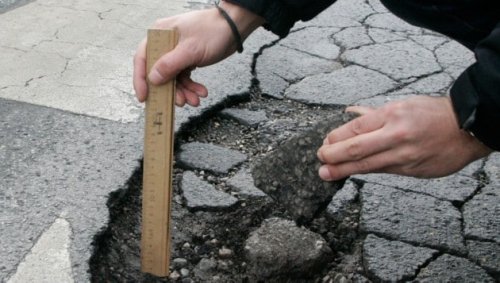 Schlagloch und Co: Straßen beginnen zu zerfallen!