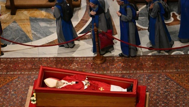Gläubige können letzten Tag zum Papst-Sarg