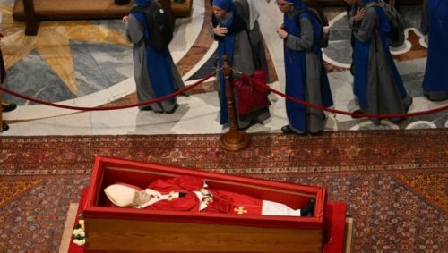 Gläubige können letzten Tag zum Papst-Sarg