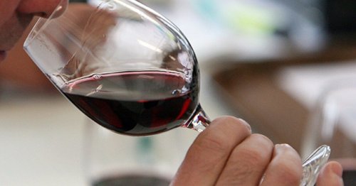 Wirt verschenkt Wein gegen Smartphone-Abgabe