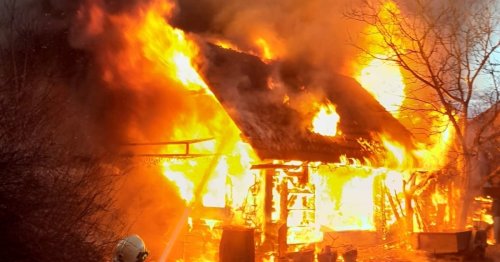 Flammeninferno: Stallgebäude wurde völlig zerstört