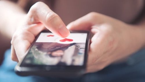 Frau mit ihren Nacktfotos zu Hotel-Sex erpresst