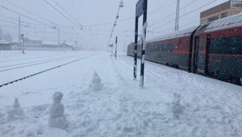 Zug blieb stecken, Passagiere bauten Schneemänner