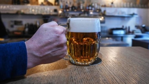 Attacke mit Bierkrug, Faustschlag wegen Jacke