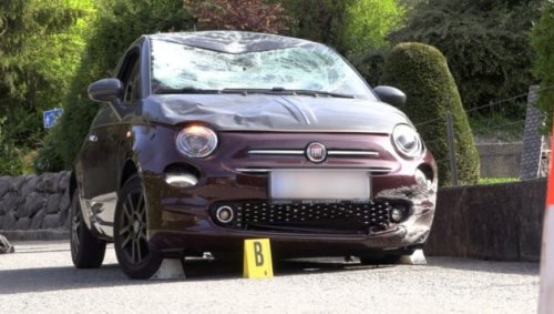 Von Pkw angefahren: Zwei Passanten schwer verletzt