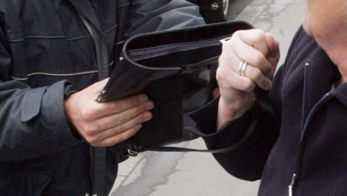 Fußgängerin (66) in Salzburg-Lehen überfallen