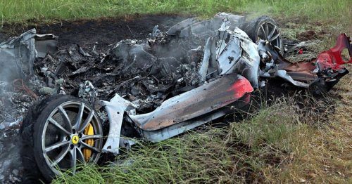 Ferrari brannte neben Autobahn komplett aus