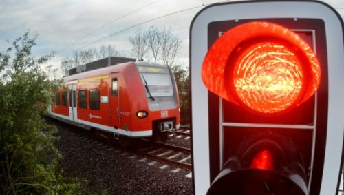 Auto auf Mühlviertler Bahnübergang von Zug erfasst
