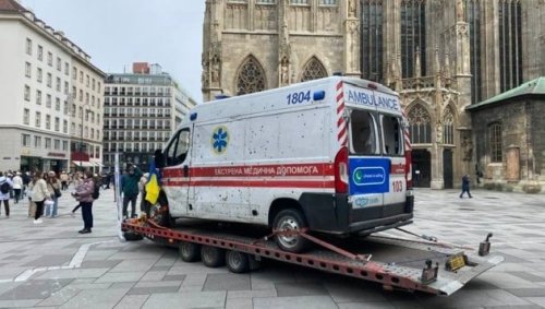 Durchlöchertes Rettungsauto auf Stephansplatz