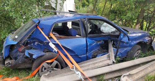 Auto wurde von einer Leitplanke durchbohrt