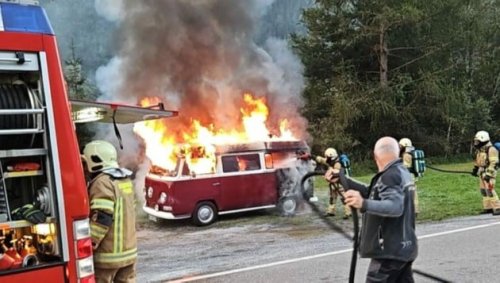 Oldtimer-Bus wurde nach dem Start Raub der Flammen