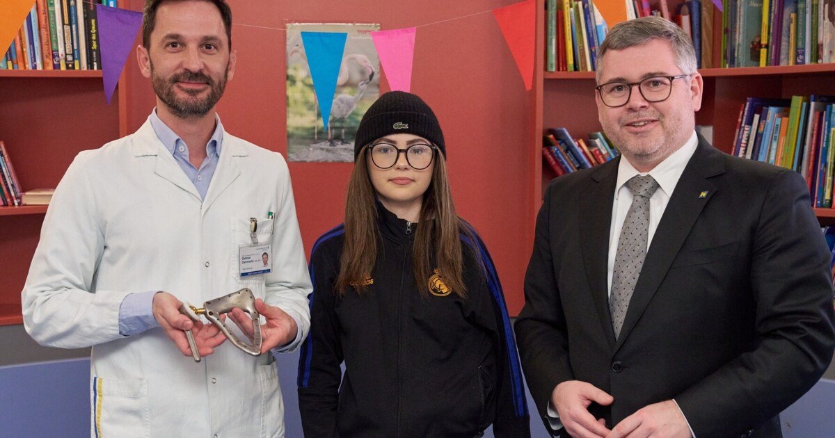 Junge Krebspatientin mit Schulter aus 3D-Drucker
