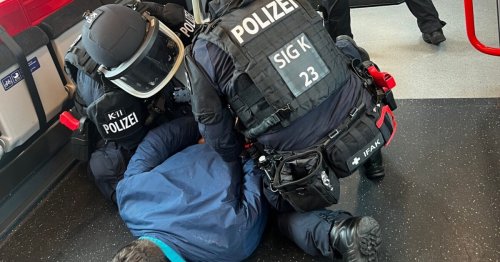 Messer-Attentäter in Zugwaggon überwältigt