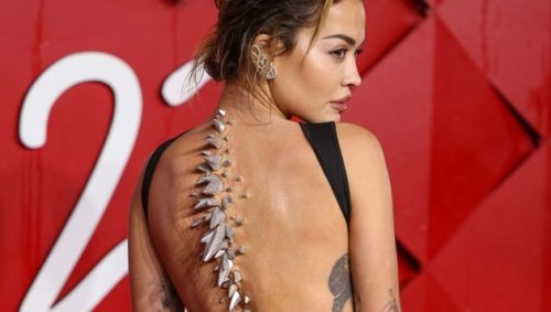 Rita Ora trägt Stacheln zu Primark-Billigfummel