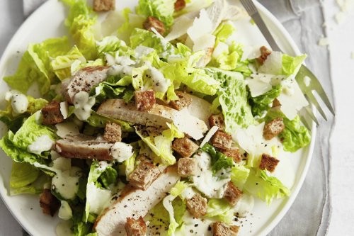 Leichter Ceasar Salad mit Hähnchenbrust