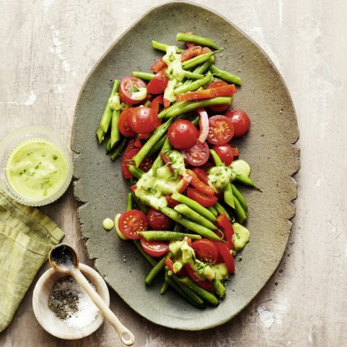 Bohnen-Paprika-Tomaten-Salat mit Avocado-Dressing