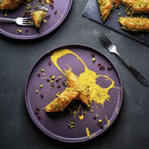 Pistazien-Mandel-Baklava mit süßer Kürbiscreme und Berberitzen