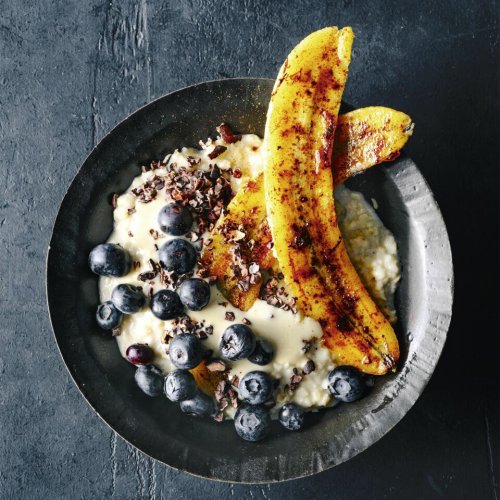 Porridge mit Kakao-Nibs und Banane