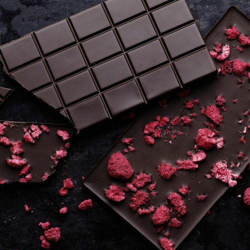 Zuckerfreie dunkle Schokolade mit Himbeeren