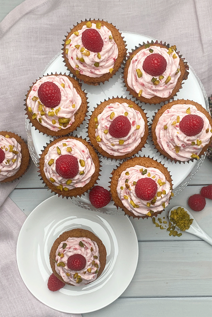 Pistazien-Cupcakes mit Himbeer-Mascarpone-Topping