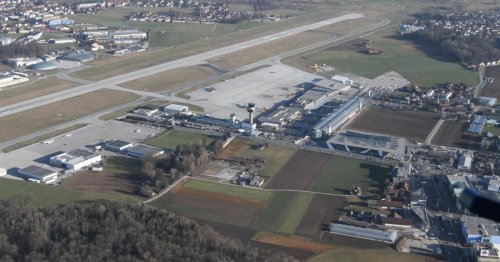 Offene Flugzeugtüre nach Start: Firmenjet in Salzburg notgelandet