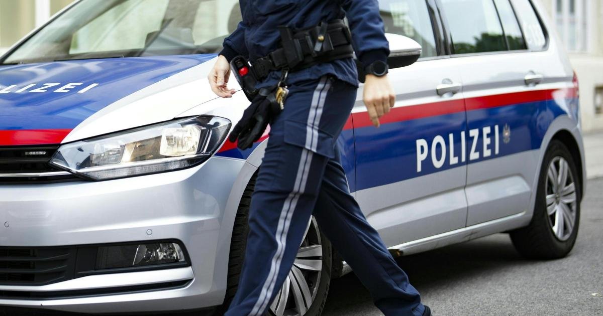 Attacke bei "Mahü"-Kontrolle: Mann hämmert auf ein Polizeiauto ein
